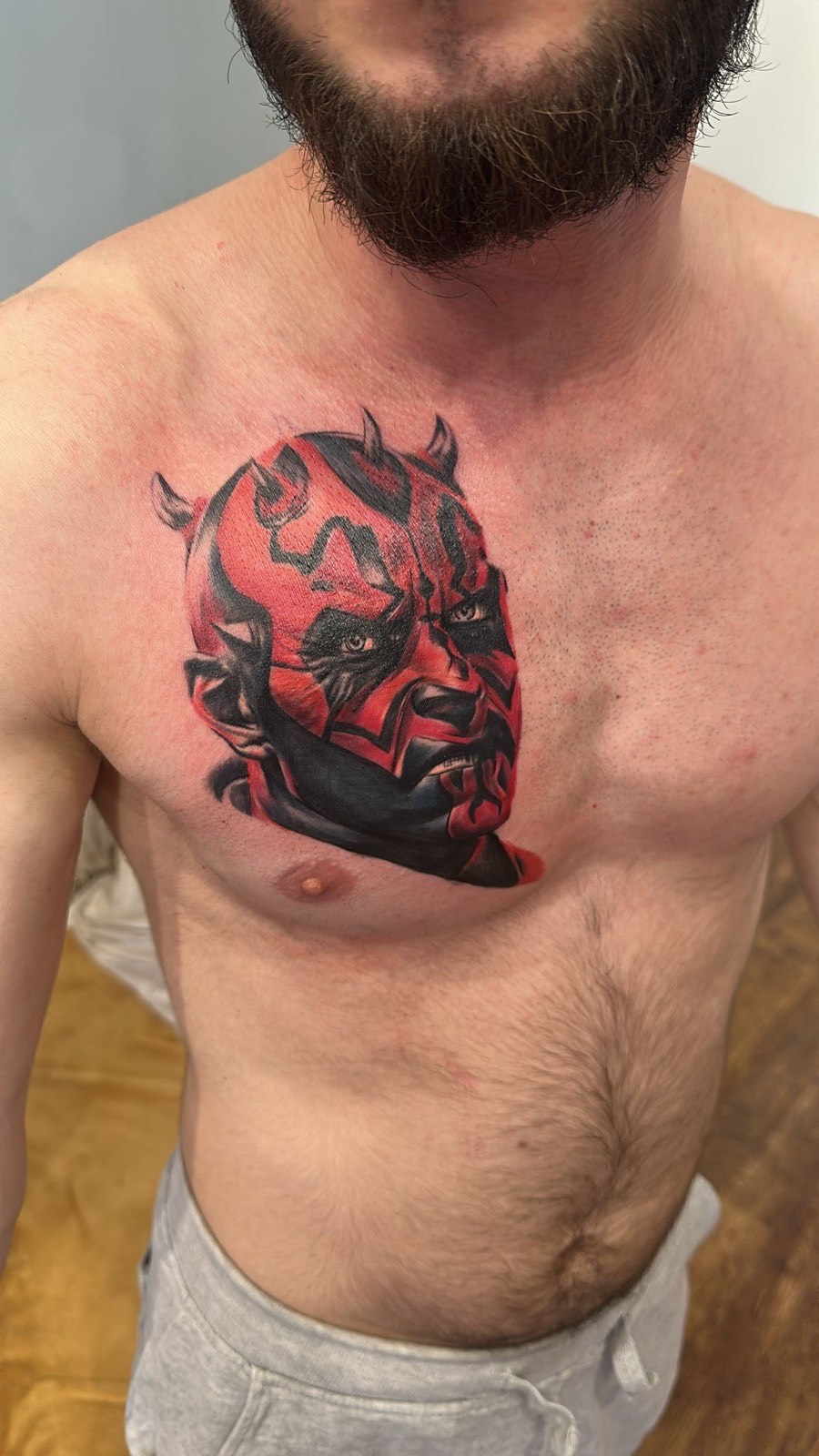 Kolorowy realistyczny tatuaż portret Dartha Maula na klatce piersiowej