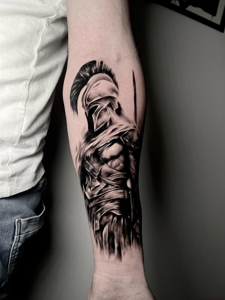 Realistyczny tatuaż spartańskiego wojownika na przedramieniu w black & grey